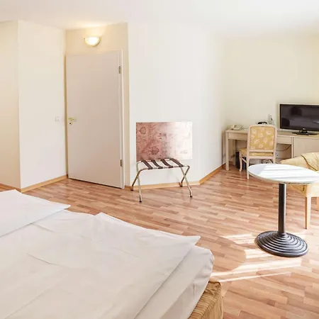 Отель Am Schloss Koepenick By Golden Tulip 3*