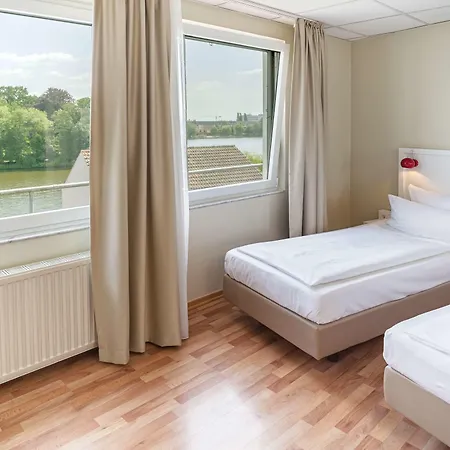 Hotel Am Schloss Koepenick By Golden Tulip 3*